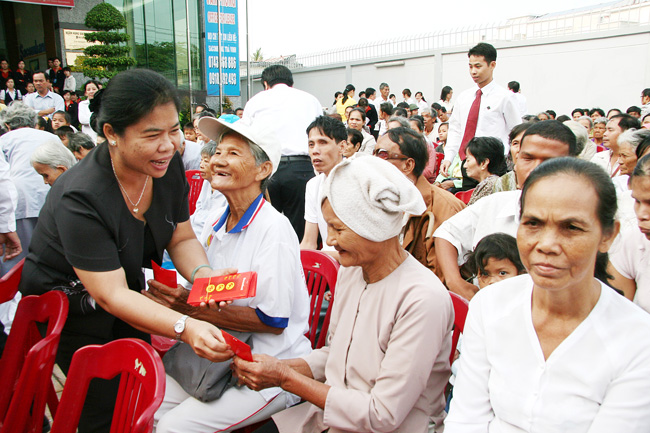 Вручены новогодние подарки детям-сиротам и детям-инвалидам, малоимущим и одиноким пожилым людям