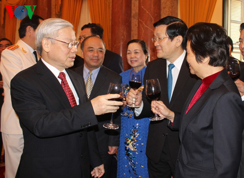 Генсек ЦК КПВ провёл встречу с ветеранами революции и бывшими руководителями Вьетнама