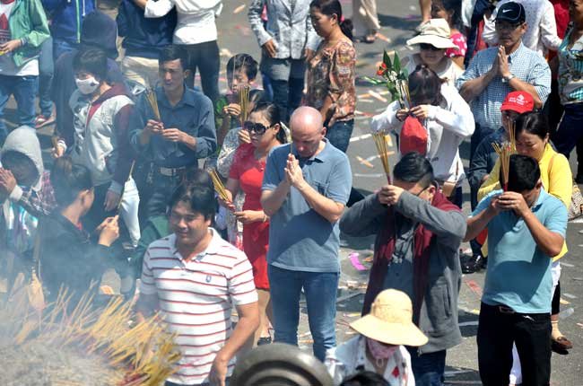 Посещают буддийские пагоды в первый день нового года в южном городе Кантхо