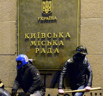 Закон об амнистии митингующих на Украине вступил в силу