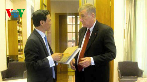 Спикер Сената Австралии высоко оценил сотрудничество между парламентами Вьетнама и Австралии