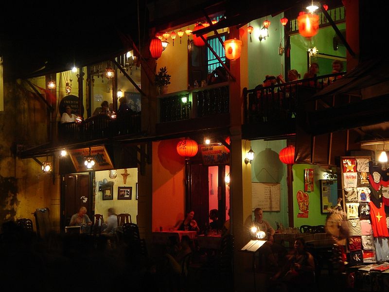 В древнем городе Хойан проходит праздник книги