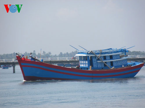 Рыбаки Вьетнама плечом к плечу выходят в море