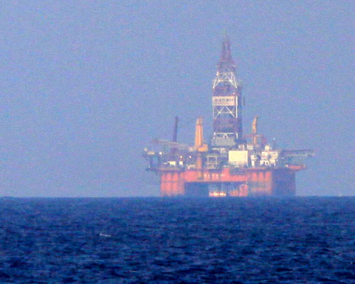 Китайцы выражают протест против установления властями Китая буровой платформы в Восточном море