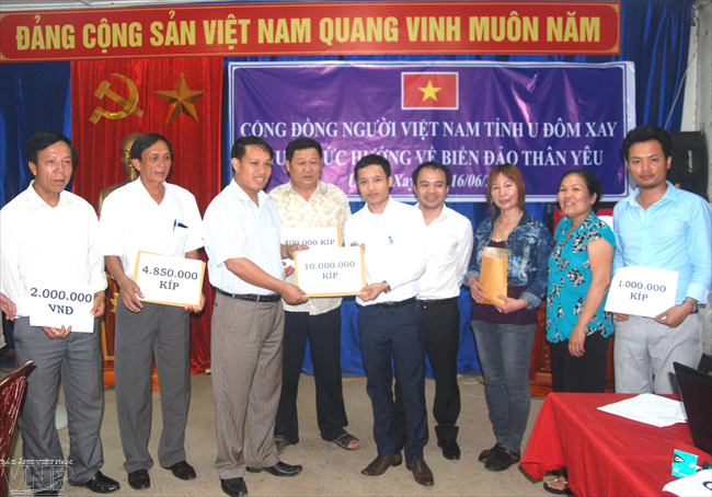 Вьетнамцы в Лаосе поддерживают солдат и жителей в море и на островах страны