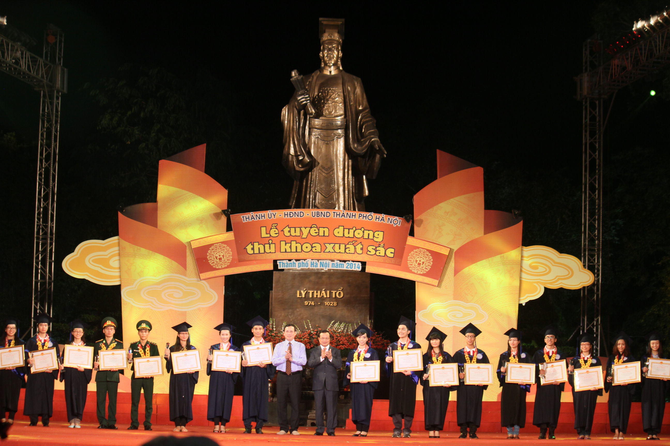 В Ханое названы 132 лучших выпускника 2014 года