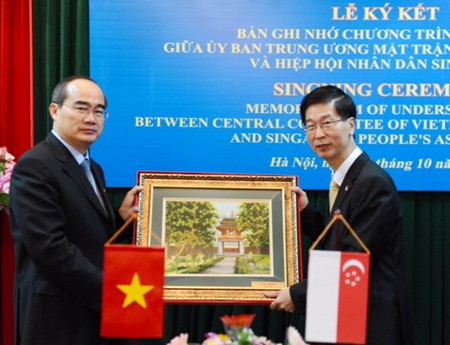 В Ханое прошли переговоры между ЦК ОФВ и Сингапурской народной ассоциацией
