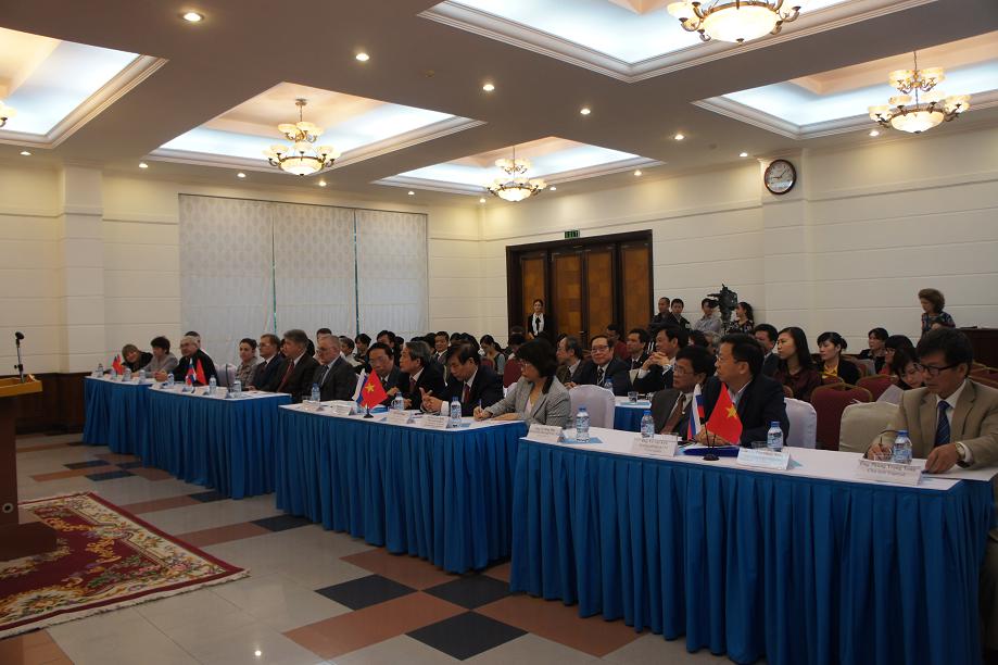 В Ханое прошёл круглый стол, посвящённый сотрудничеству СРВ и РФ в области образования