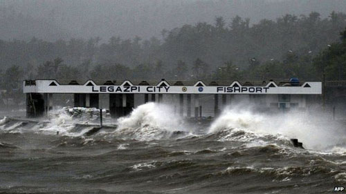 Жертвами тайфуна Хагупит на Филиппинах стали два человека