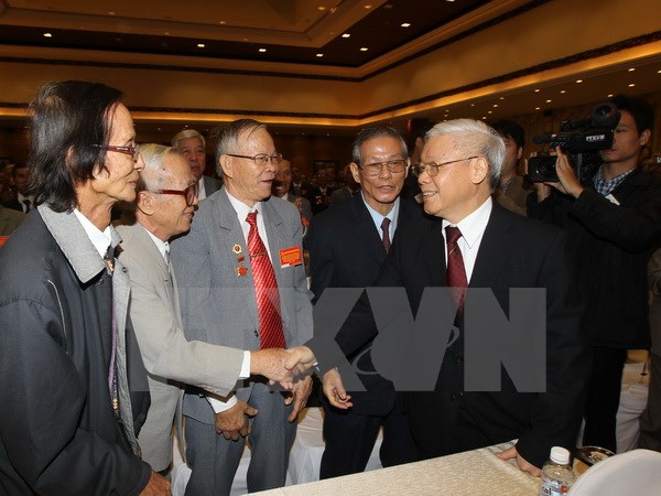 Генсек Компартии Вьетнама Нгуен Фу Чонг встретился с ветеранами революции