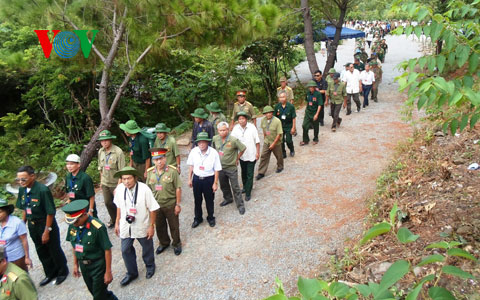 Тысячи людей посетили могилу генерала армии Во Нгуен Зяпа в первый день Нового года
