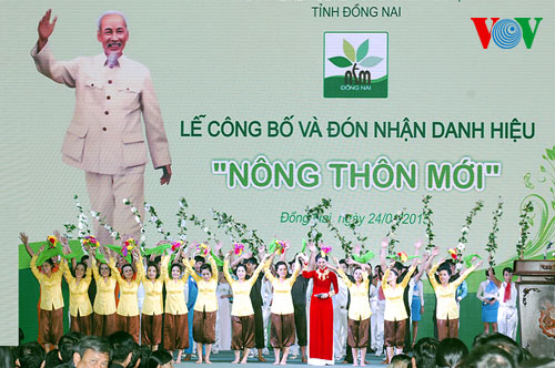 Вручено решение премьера СРВ о признании новой деревни уезда Суанлок и городка Лонгкхань