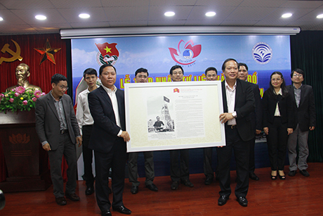 В Ханое приняли материалы и карты вьетнамских архипелагов Хоангша и Чыонгша