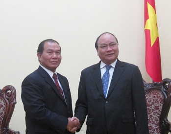 Вице-премьер Нгуен Суан Фук принял министра внутренних дел Лаоса