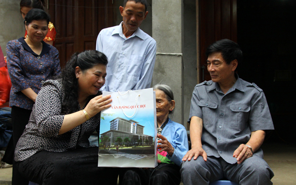 Вице-спикер парламента Тонг Тхи Фонг провела рабочую встречу с руководством провинции Лайтяу