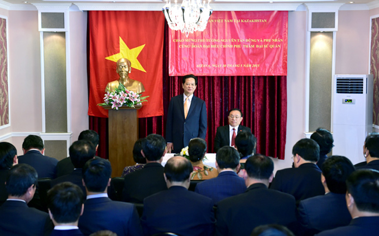 Нгуен Тан Зунг встретился с представителями вьетнамских предприятий в Казахстане