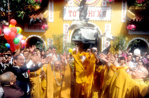 Бонзы и буддисты вносят активный вклад в дело строительства и защиты Родины