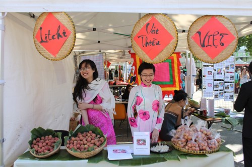 Вьетнамские личи продаются на рынке Франции