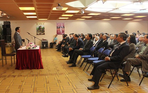 Секретарь парткома Ханоя встретился с вьетнамцами и сотрудниками посольства СРВ во Франции