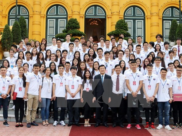 Молодые вьетнамцы за границей зажлги благовония в память о королях Хунгах