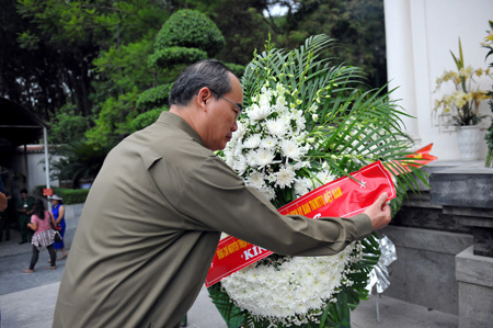 Глава ОФВ зажёг благовония в память о героинях, павших на перекрёстке Донглок