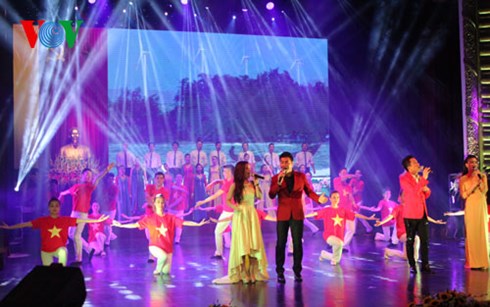 Во Вьетнаме отмечают 70-летие Августовской революции и Независимости Вьетнама