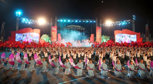 Во Вьетнаме продолжаются мероприятия в честь 70-летия Августовской революции и Независимости страны