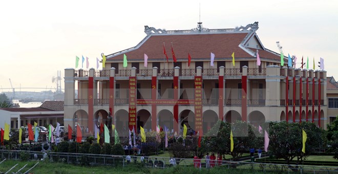 Зажжены благовония в память о президенте Хо Ши Мине и президенте Тон Дык Тханге