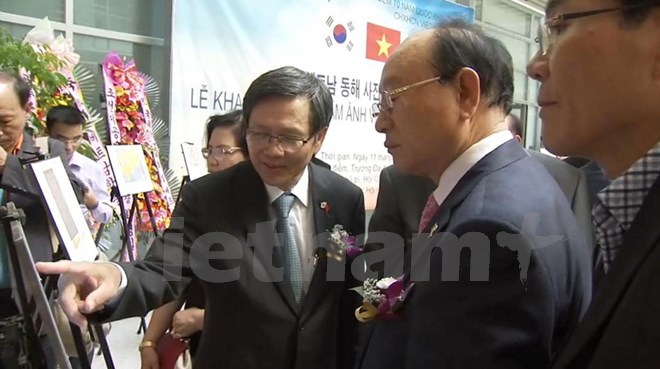 Фотовыставка, посвящённая созданию Китаем искусственных островов в Восточном море