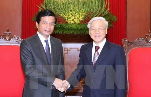 Генсек ЦК КПВ Нгуен Фу Чонг принял посла Лаоса во Вьетнаме