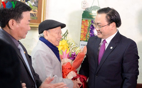 Хоанг Чунг Хай поздравил семьи ветеранов революции с наступающим Тэтом