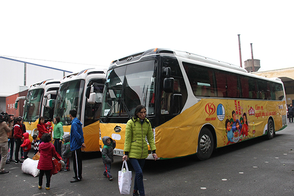 Ханойские профсоюзы бесплатно доставляют рабочих домой на встречу Тэта