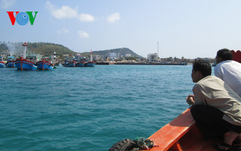 Жители островных уездов Вьетнама встречают Тэт в радостной атмосфере