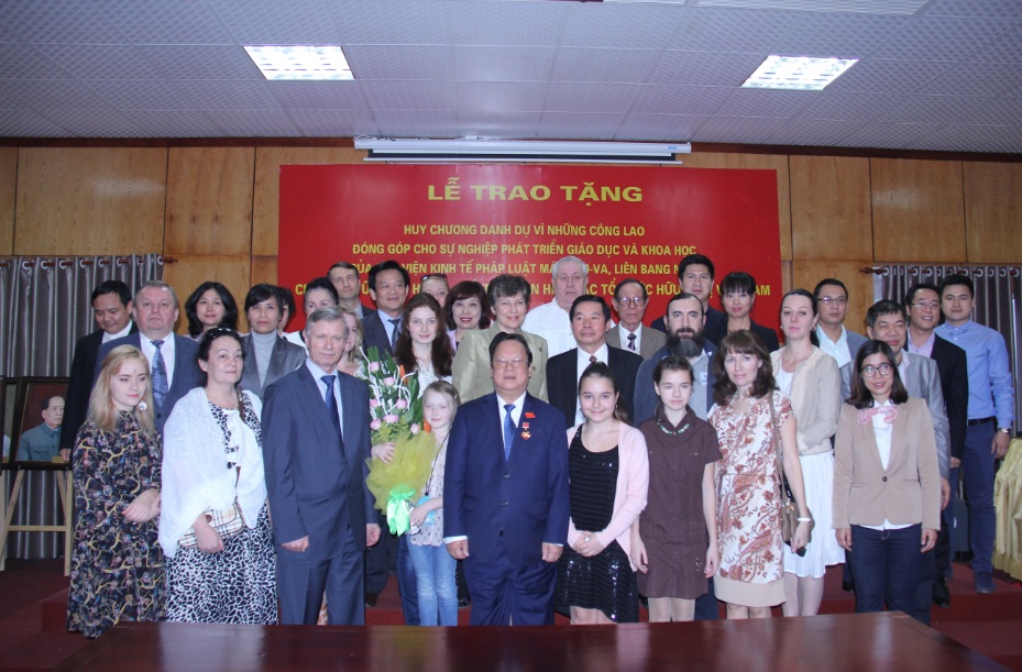 Глава Союза обществ дружбы Вьетнама с зарубежными странами награждён медалью Почёта