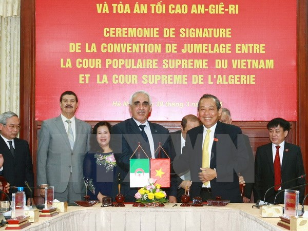 Председатель Верховного народного суда Вьетнама принял делегацию суда Алжира