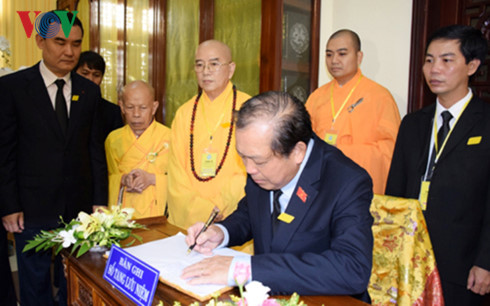 Вице-премьер СРВ Чыонг Хоа Бинь попрошался с бонзой Тхить Чон Тхиеном