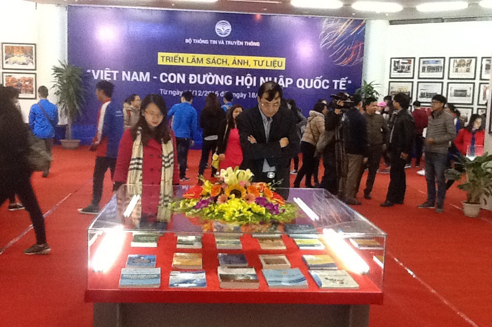 Выставка книг и фотографий «Вьетнам на пути международной интеграции»