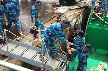 В островной уезд Чыонгша доставляются 500 тонн новогодних товаров