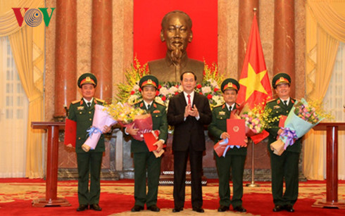 Президент СРВ вручил решение о присвоении воинских званий военнослужащим страны