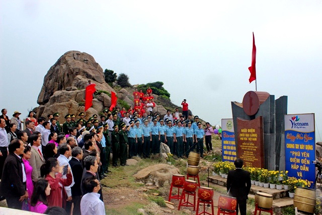 На крайнем востоке материкового Вьетнама прошла церемония поднятия флага страны в честь Нового года