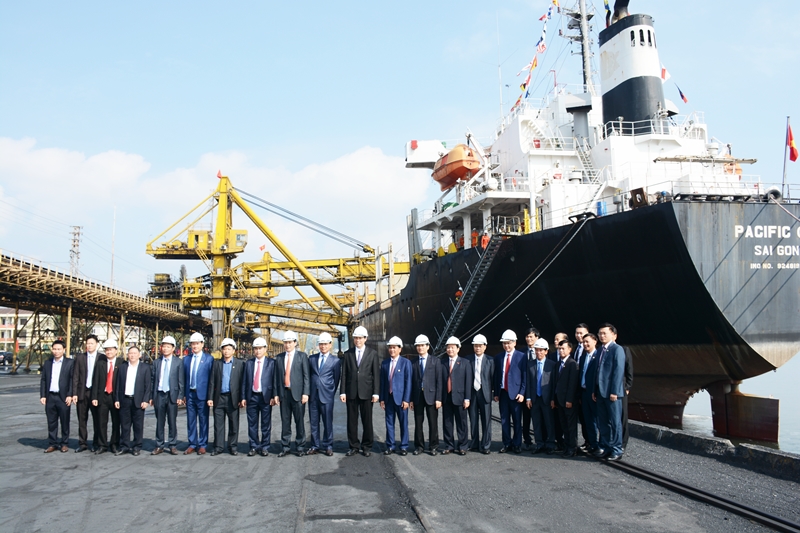 Порт Камфа провинции Куангнинь принял первые тонны грузов в новом году по лунному календарю