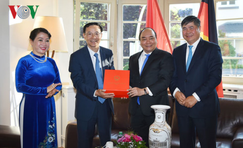 Нгуен Суан Фук посетил генконсульство Вьетнама во Франкфурте