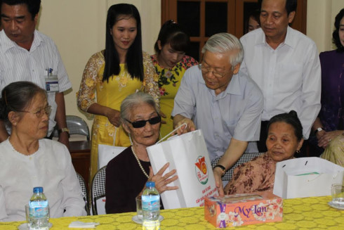 Генсекретарь ЦК КПВ навестил ханойцев, имеющих заслуги перед Родиной