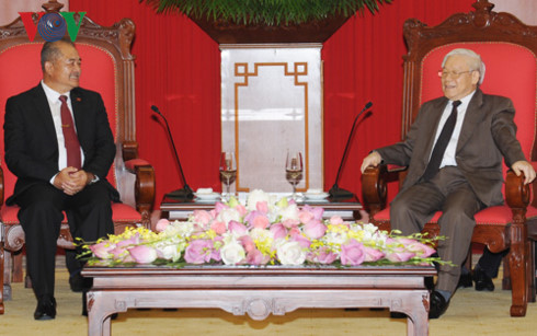 Генсекретарь ЦК КПВ принял делегацию НРПЛ и премьер-министра Мозамбика