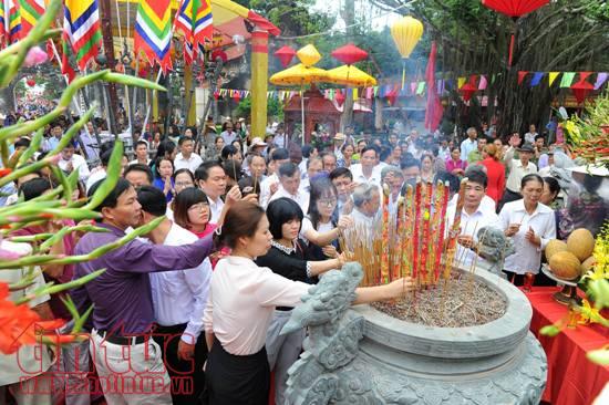 Десятки тысяч человек приняли участие в молитве о мире и фестивале фонарей