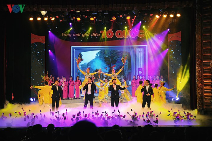 В Ханое прошла вторая художественная программа «Вечно звучат песни о Родине»