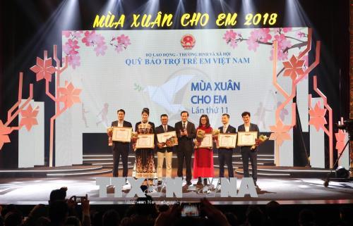 Во Вьетнаме вместе оказывают помощь детям из малоимущих семей