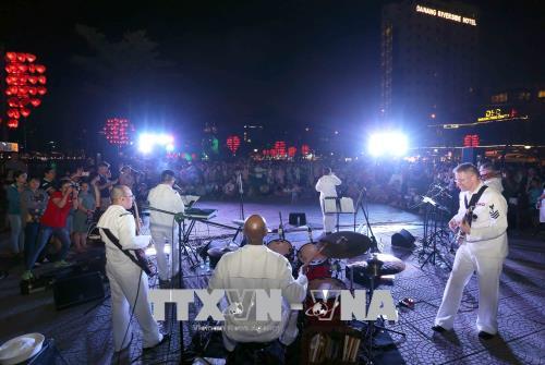 Оркестр ВМС США и вьетнамские артисты встретились и выступили на публике