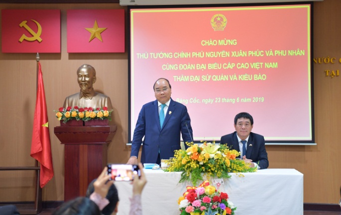 Нгуен Суан Фук встретился с представителями вьетнамской диаспоры в Таиланде