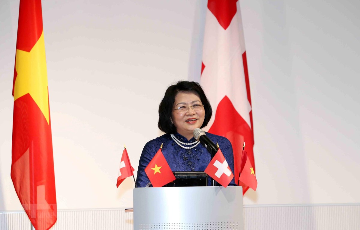 Данг Тхи Нгок Тхинь встретилась с вьетнамскими студентами и специалистами в Швейцарии